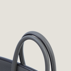 25cm Storm Grey Pebbled Calfskin Handbag - Arvelle Paris