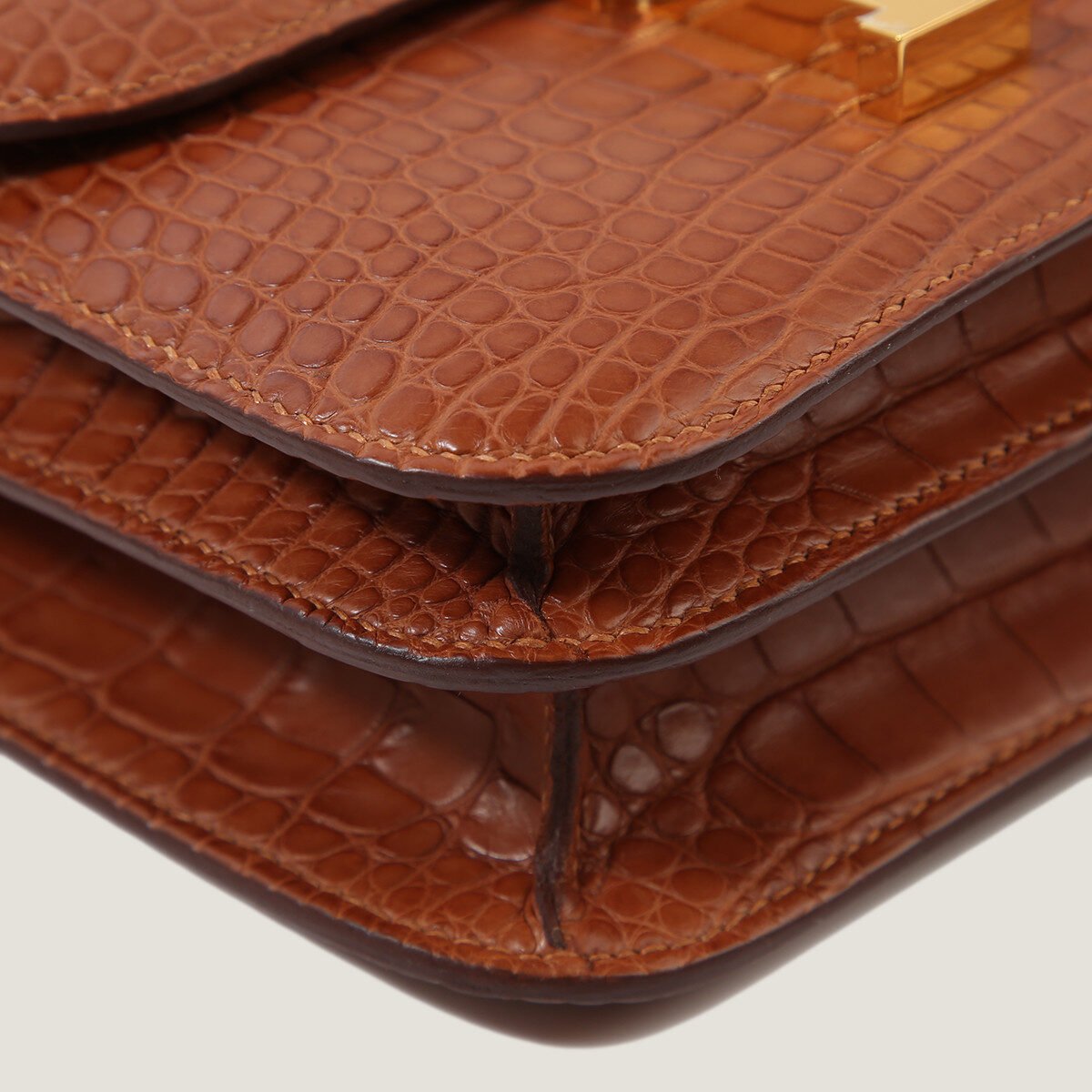 Arvelle Crossbody 19 Champagne Gold Matte Alligator - Arvelle Paris