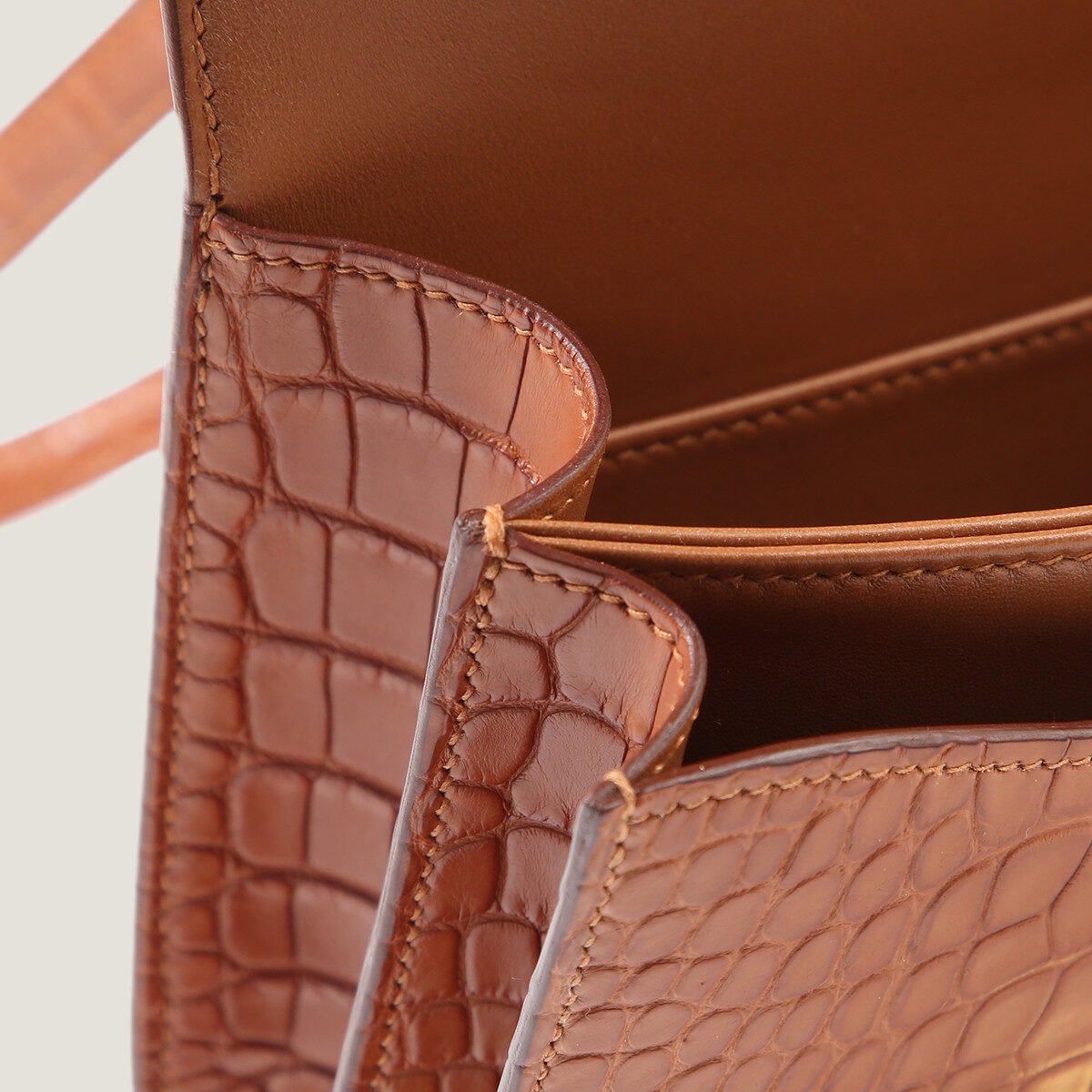 Arvelle Crossbody 19 Champagne Gold Matte Alligator - Arvelle Paris