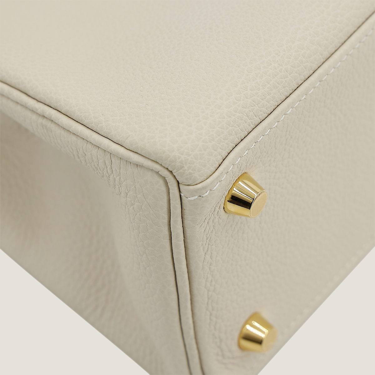 25cm Chalk White Pebbled Calfskin Handbag - Arvelle Paris