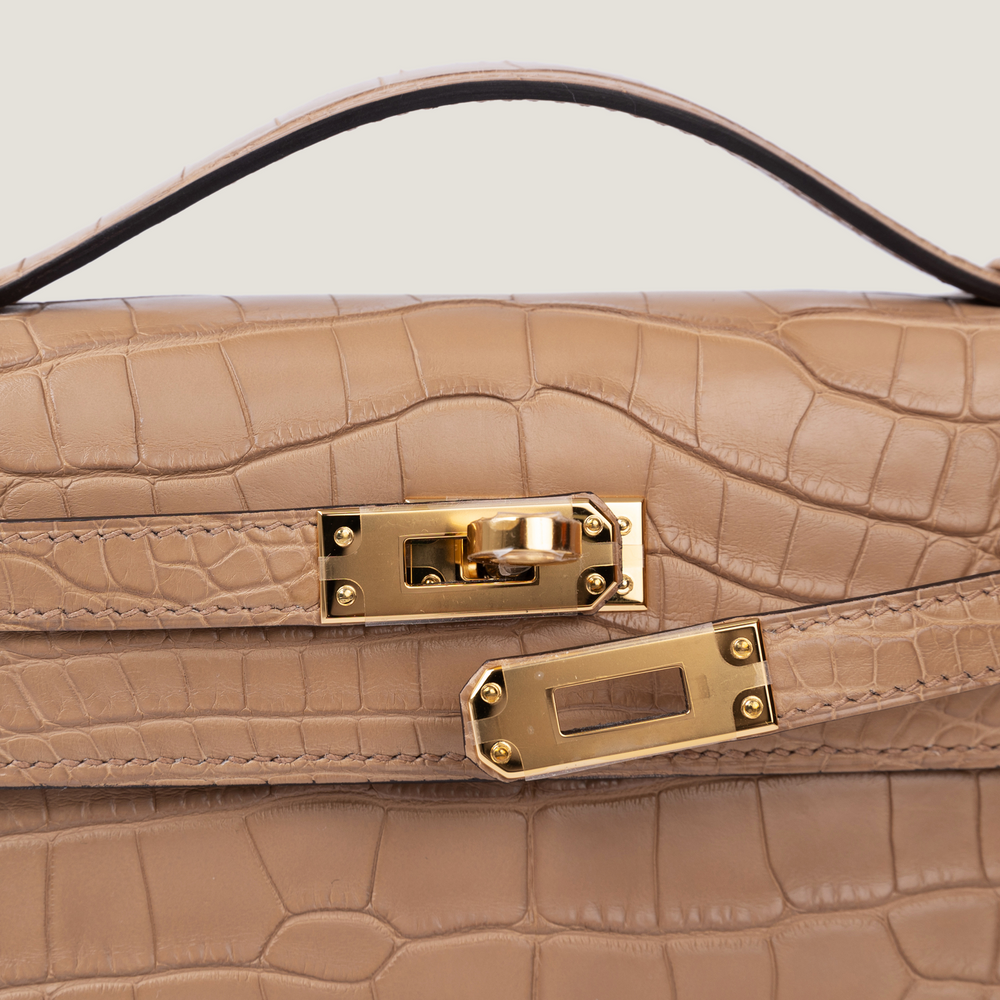 Chai Beige Matte Alligator Clutch - Arvelle Paris