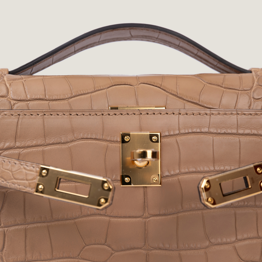 Chai Beige Matte Alligator Clutch - Arvelle Paris