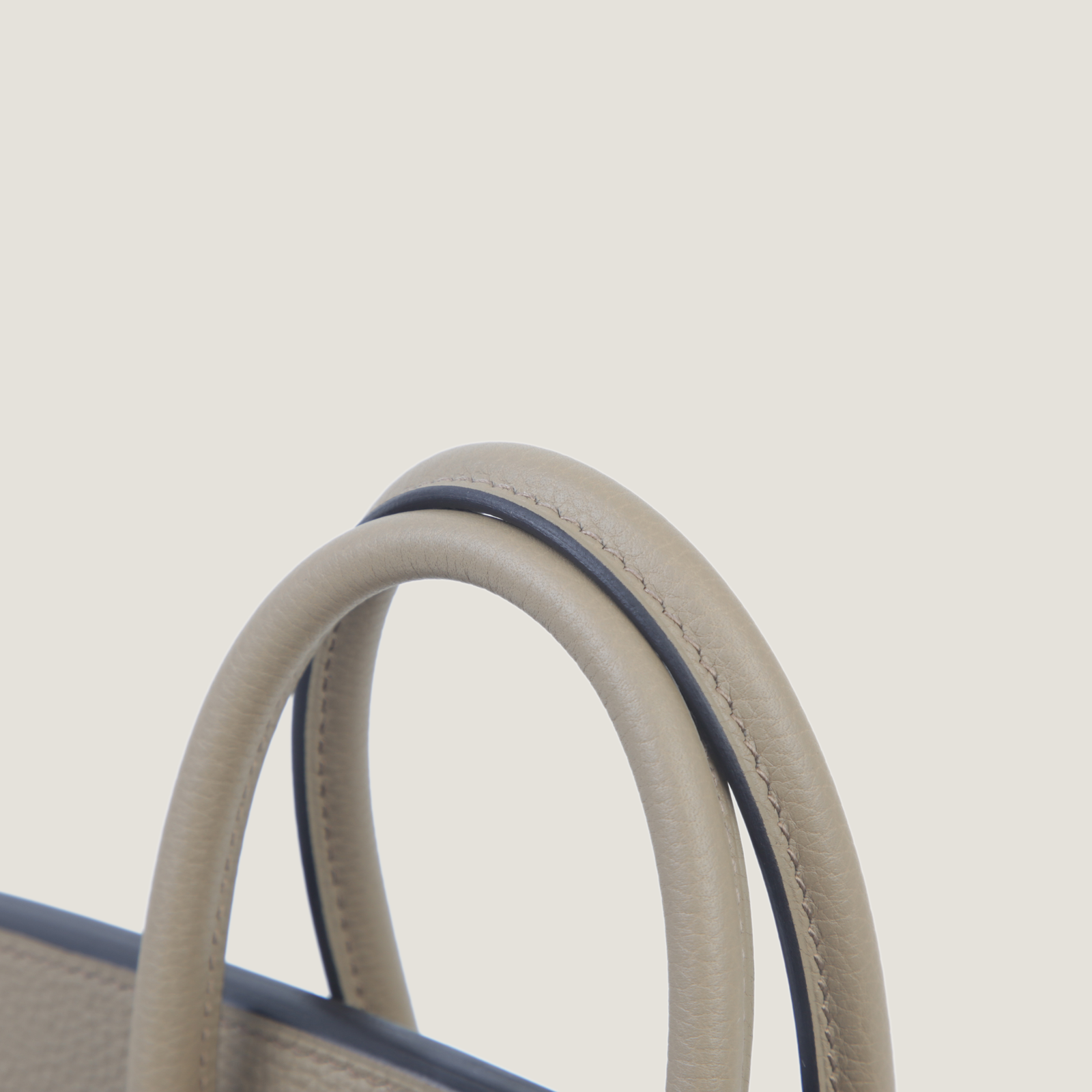 25cm Warm Beige Pebbled Calfskin Handbag - Arvelle Paris