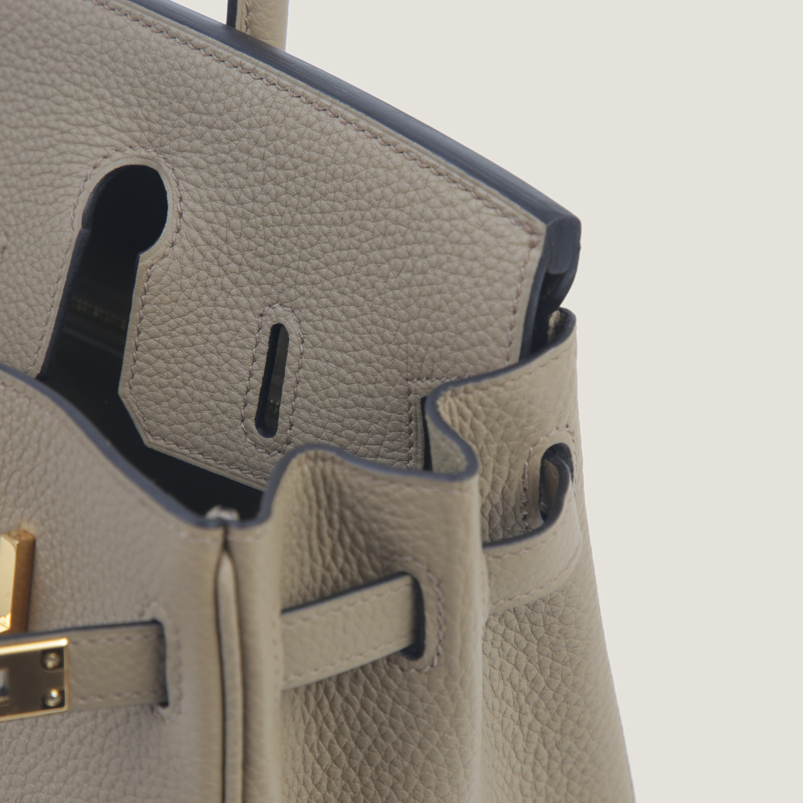 25cm Warm Beige Pebbled Calfskin Handbag - Arvelle Paris